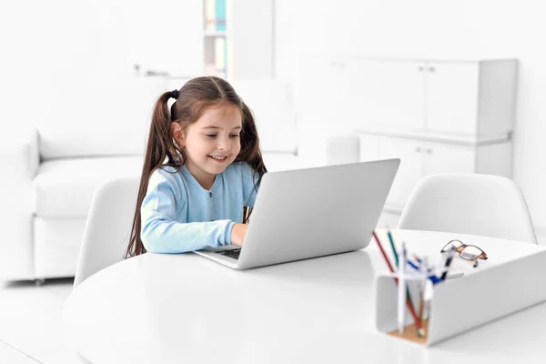 Kleines Mädchen im Büro des Vaters — Stockfoto