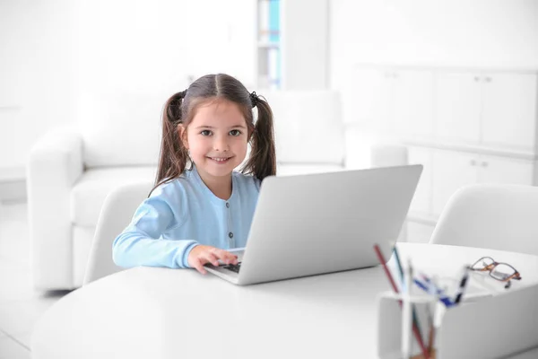 Menina pequena no escritório do pai — Fotografia de Stock