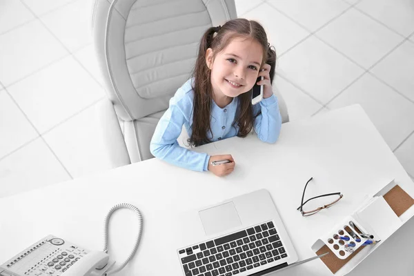 Μικρό κορίτσι στο γραφείο του πατέρα του — Φωτογραφία Αρχείου