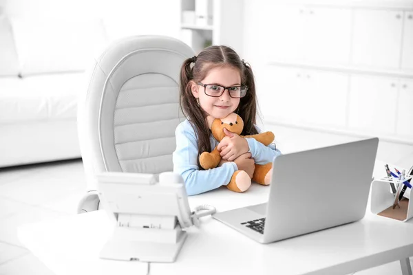 Menina pequena no escritório do pai — Fotografia de Stock