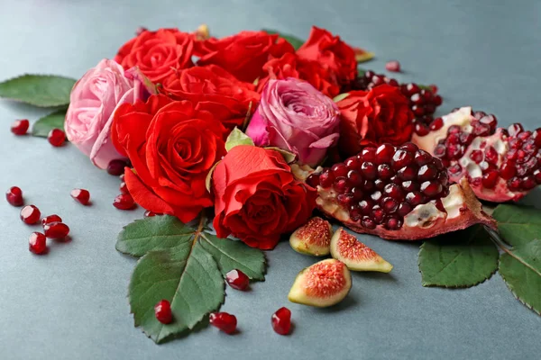 Roses with pomegranate pieces and figs — Stock Photo, Image