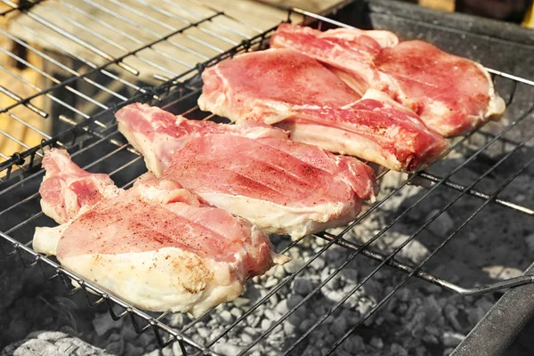 Ruwe steaks op grill — Stockfoto