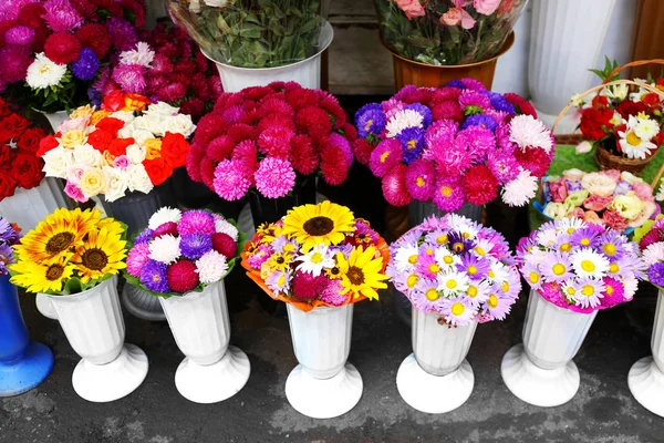 Verse bloemen op display — Stockfoto