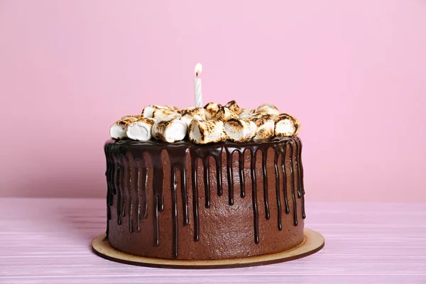 Gâteau au chocolat avec guimauve — Photo