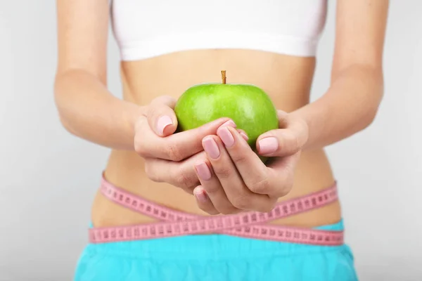 Woman holding apple — Stock Photo, Image