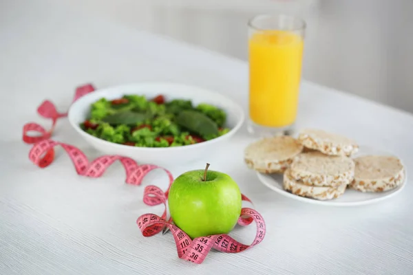 Insalata di mele e verdure sul tavolo — Foto Stock