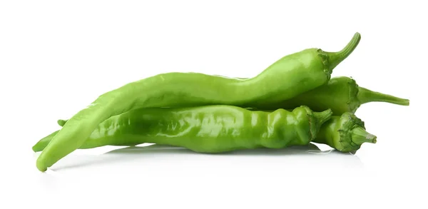 Зелений перець на білому — стокове фото