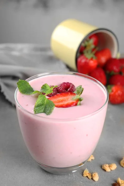 Стакан ягодного молочного коктейля, крупный план — стоковое фото