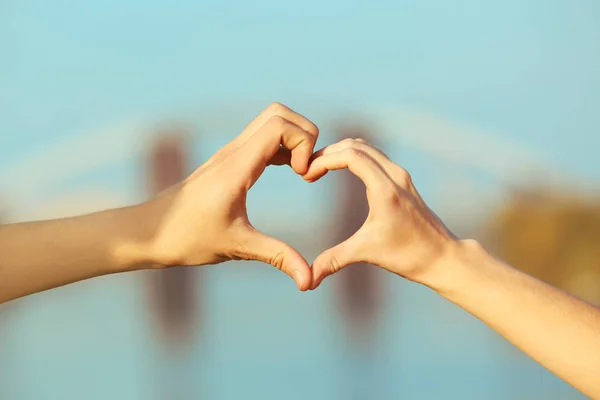 Mannelijke en vrouwelijke handen maken van hart — Stockfoto