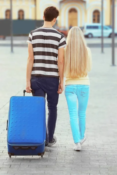 Jovens Viajantes Caminhando Com Grande Tronco Azul Rua — Fotografia de Stock