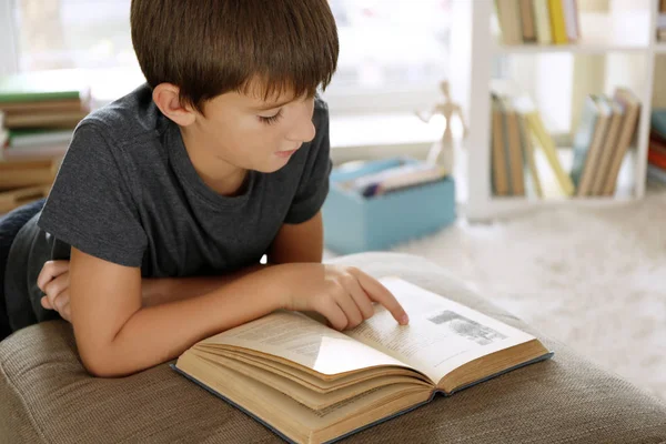 Schoolboy leitura livro — Fotografia de Stock