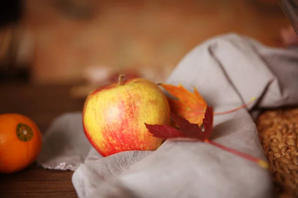 Pomme avec feuilles d'automne sur la décoration de table pour la fête d'Halloween — Photo