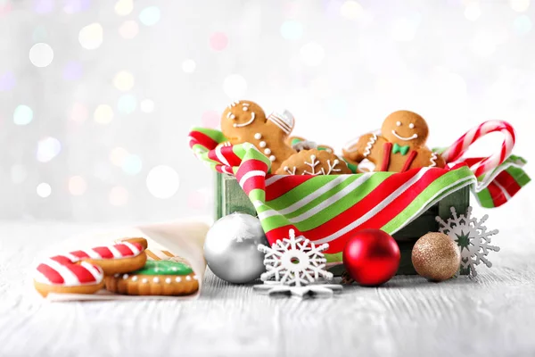 Biscotti gustosi e decorazioni natalizie — Foto Stock