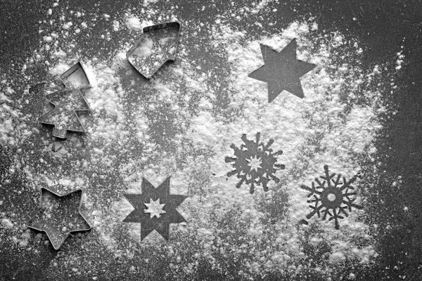 Cookie cutters en sneeuwvlokken — Stockfoto