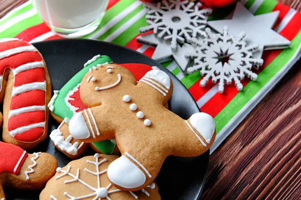 Leckere Plätzchen und Weihnachtsdekoration — Stockfoto