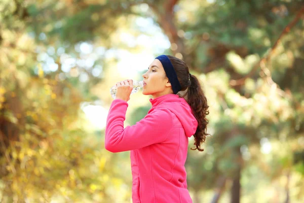 Sportieve jongedame in herfst park — Stockfoto