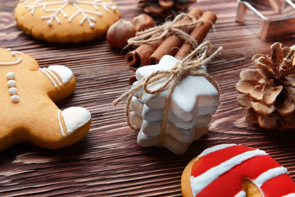 Biscuits savoureux et décor de Noël — Photo