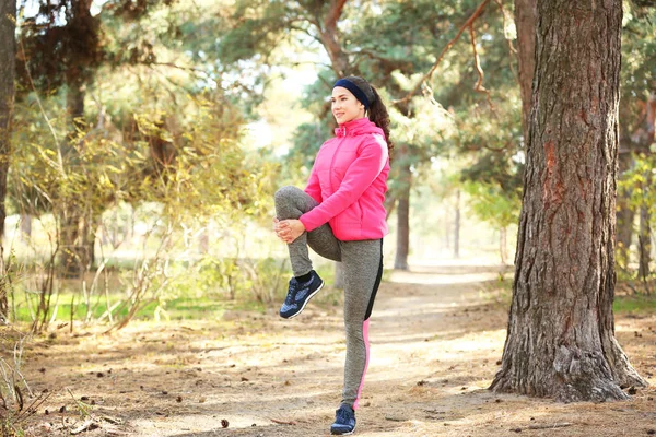 Sportieve jongedame in herfst park — Stockfoto