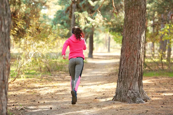 Giovane donna sportiva nel parco autunnale — Foto Stock