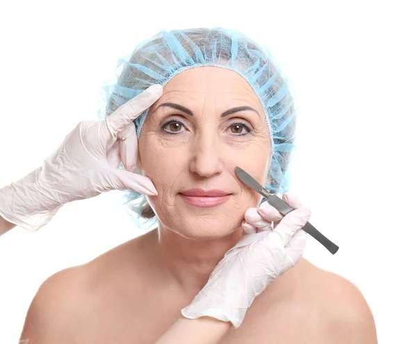 Cirurgia plástica no rosto da mulher idosa — Fotografia de Stock
