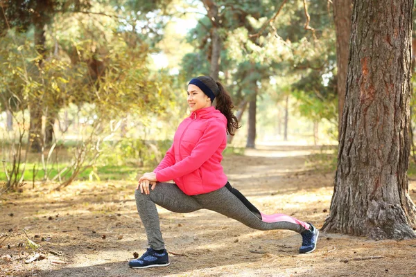 Giovane donna sportiva nel parco autunnale — Foto Stock