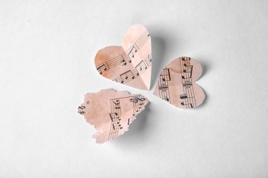 Kağıt kalpleri ile müzik notlar