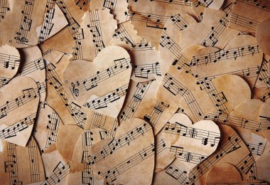 Kağıt kalpleri ile müzik notlar