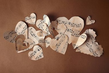 Kağıt kalpleri ile müzik notlar