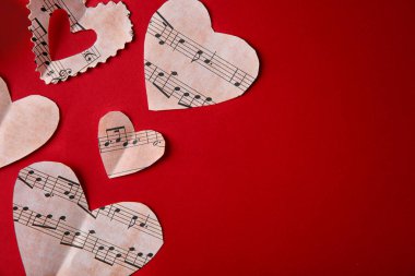 Kağıt kalpleri ile müzik notlar