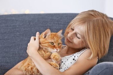 Güzel küçük bir kız ile kedi