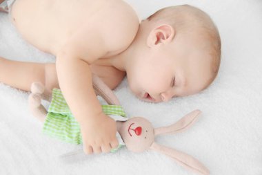 Küçük bebek oyuncak tavşan ile uyku  