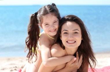 Anne ve kızı plajda