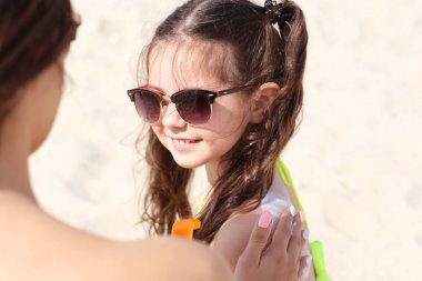 Anne ve kızı plajda