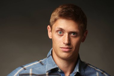 koyu arka plan üzerinde şık delikanlı