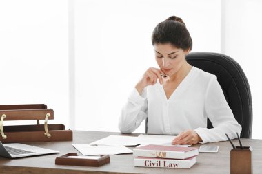 Kadın avukat çalışma