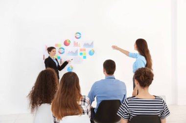 İş antrenör onun öğrenenler biri ile konuşuyor