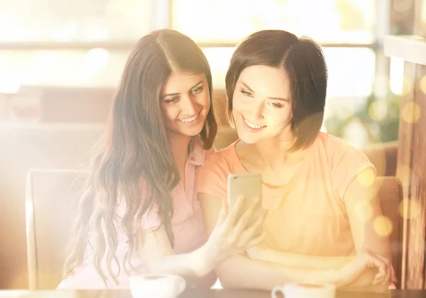 Mujeres Jóvenes Tomando Selfie Café Vista Través Ventana Efecto Vidrio — Foto de Stock