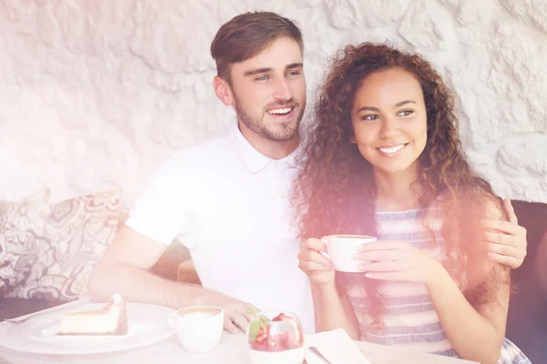 Unga Par Med Drink Café Visa Genom Fönster Glaseffekt — Stockfoto