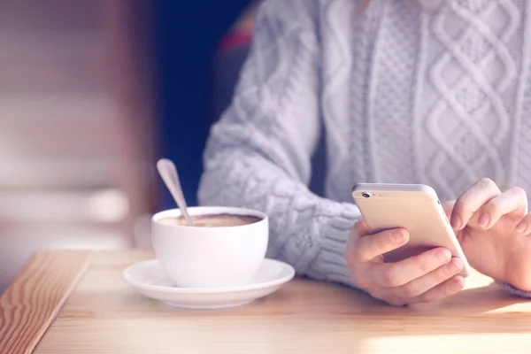 Mujer joven con teléfono inteligente y taza —  Fotos de Stock