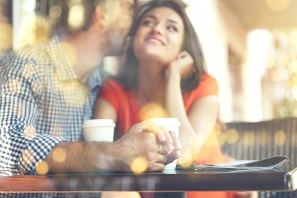 Pareja Joven Con Bebida Cafetería Vista Través Ventana Efecto Vidrio —  Fotos de Stock