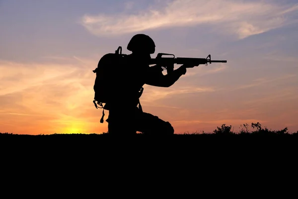Silhouette of soldier on sunset — Stock Photo, Image
