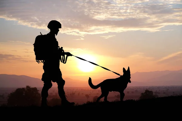 Silhouette di soldato e cane — Foto Stock