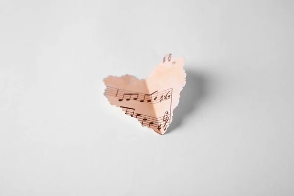 Corazón de papel con notas musicales —  Fotos de Stock