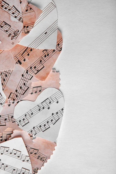 Corações de papel com notas musicais — Fotografia de Stock