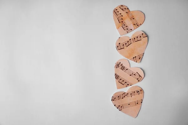 Corazones de papel con notas musicales —  Fotos de Stock