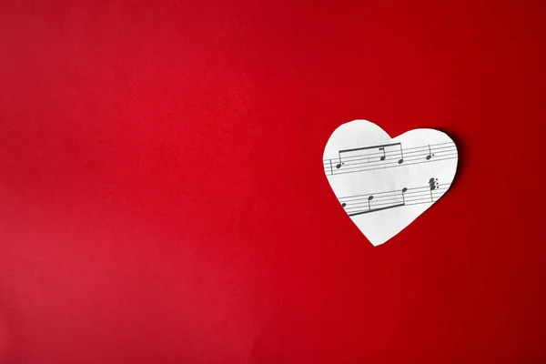 Corazón de papel con notas musicales —  Fotos de Stock