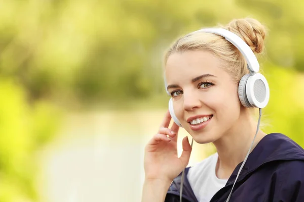 Menina ouvir música — Fotografia de Stock