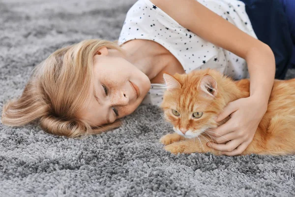 Hermosa niña con gato — Foto de Stock