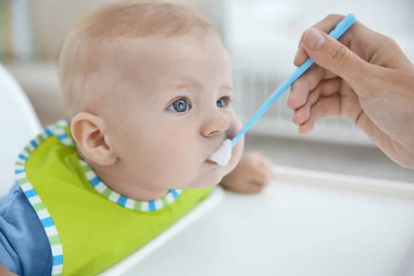 Petit bébé mangeant dans la cuisine — Photo