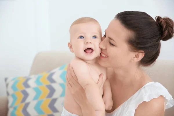 Mãe Segurando Pequeno Bebê Dentro Casa — Fotografia de Stock